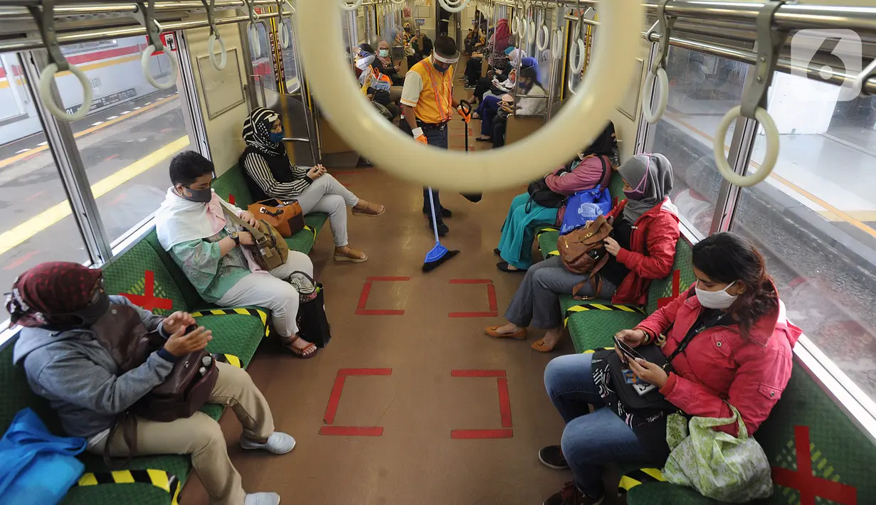 Penumpang KRL Commuterline duduk dalam kereta di Stasiun Bogor, Jawa Barat, Selasa (9/6/2020) pagi. Puluhan polisi, TNI, Satpol PP, dan petugas stasiun diterjunkan untuk memandu penumpang mengantisipasi antrean panjang seperti kemarin. (merdeka.com/Arie Basuki)