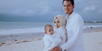 Dua tahun sudah rumah tangga yang dibangun pemeran Fahri dalam film Ayat Ayat Cinta. Fedi dan Vanny Widyasasti menikah sejak Januari 2016 silam. Kini, pasangan romantis itu telah memiliki seorang anak. (Instagram/fedinuril)