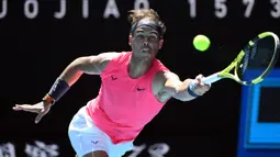 Petenis Rafael Nadal mengembalikan bola dari Hugo Dellien pada pertandingan tunggal putra putaran pertama kejuaraan tenis Australia Terbuka di Melbourne, Australia, Selasa (21/1/2020). Nadal mengalahkan Dellien dan melaju ke putaran kedua Australia Terbuka. (John DONEGAN/AFP)