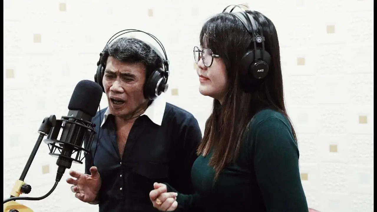 7 Potret Kebersamaan Rhoma Irama dengan Via Vallen yang Jadi Teman Duet