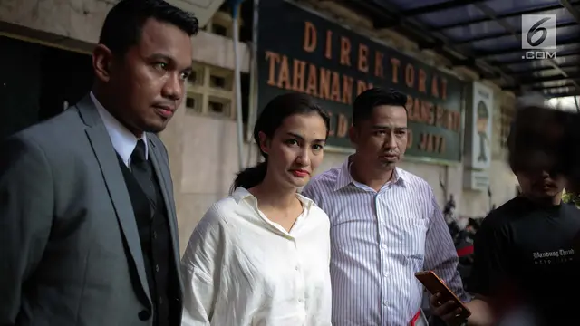 Atiqah Hasiholan Jenguk Ratna Sarumpaet di Tahanan Polda Metro Jaya