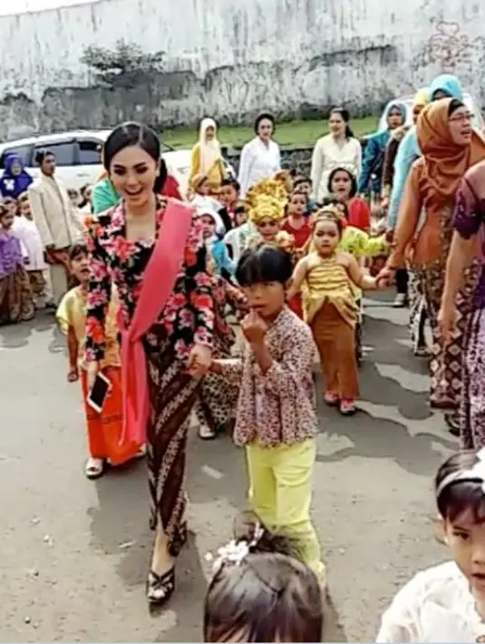 "Kartinian bersama Siswa siswi PAUD&TK," tulis Yuni yang diunggah Kamis (19/4). Yang terbaru, perempuan kelahiran Batu Malang, 45 tahun silam itu berfoto meniru seperti Pahlawan Perempuan asal Rembang RA Kartini. (Instagram/yunishara36)