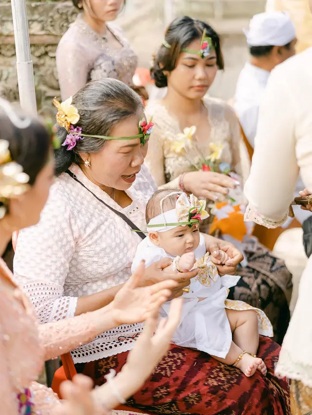 7 Pemotretan Keluarga Laura Theux dan Indra Brotolaras yang Kental Budaya Bali