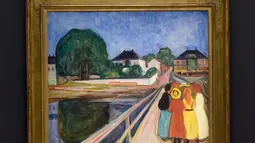 Sebuah lukisan karya seniman Norwegia, Edvard Munch “Girls on the Bridge” di New York, 4 November 2016. Berasal dari tahun 1902, lukisan itu memperlihatkan empat perempuan berpakaian warna-warni di atas sebuah jembatan. (Timothy A. CLARY/AFP)