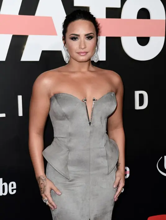 Melansir Hollywoodlife.com, Lovato memberikan ucapan selamat kepada pasangan kekasih yang baru saja melanjutkan hubungannya ke jenjang yang lebih serius, yakni ikatan pertunangan. (AFP/Emma McIntyre)
