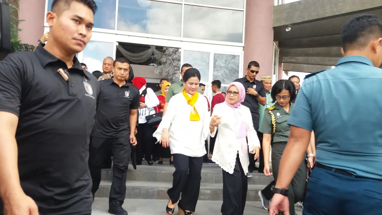 Ibu Negara Iriana Joko Widodo menghadiri acara sosialisasi pencegahan narkoba di Gedung Grand Sumberia, Gorontalo. (Liputan6.com/Hanz Jimenes Salim