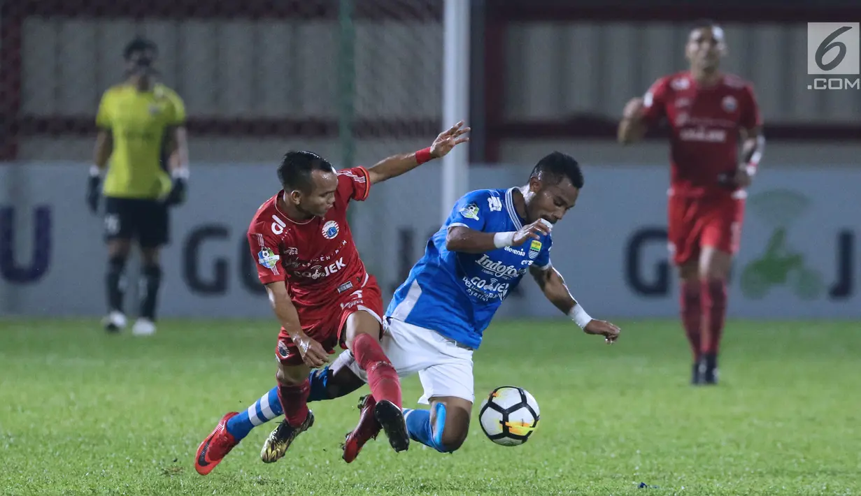 Pemain sayap Persija, Riko Simanjuntak (kiri) berebut bola dengan Ardi Idrus (Persib) pada lanjutan Go-Jek Liga 1 Indonesia 2018 bersama Bukalapak di Lapangan PTIK, Jakarta, Sabtu (30/6). Persija unggul 1-0. (Liputan6.com/Helmi Fithriansyah)