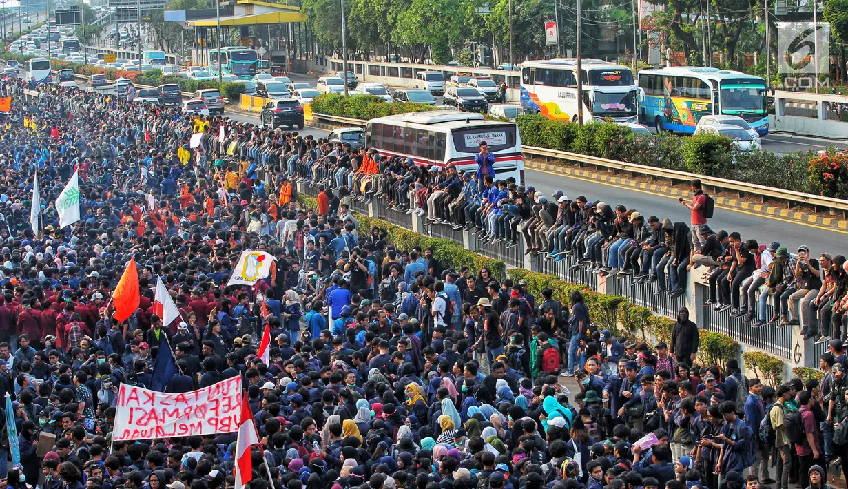 Ribuan mahasiswa berunjuk rasa di depan Gedung DPR/MPR, Jakarta, Senin (23/9/2019). Dalam aksinya mereka menolak pengesahan RUU KUHP dan revisi UU KPK. (Liputan6.com/JohanTallo)