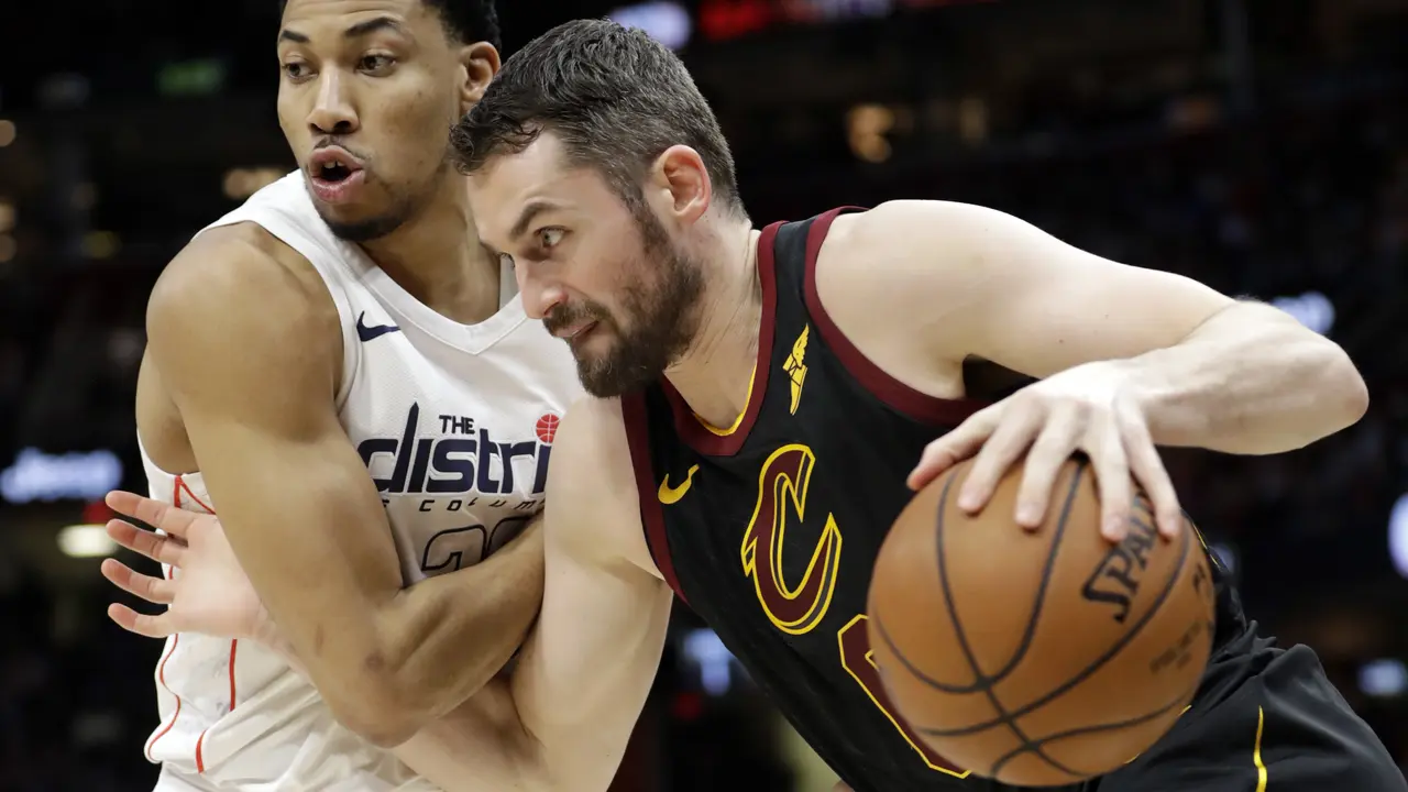 Kevin Love (kanan) berduel dengan Otto Porter Jr