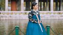 Gita Gutawa memilih mengenakan hanbok atas hitam dengan motid bunga-bunga, yang dipadukan dengan rok warna biru. Sunggu sangat cantik bukan? (@gitagut)