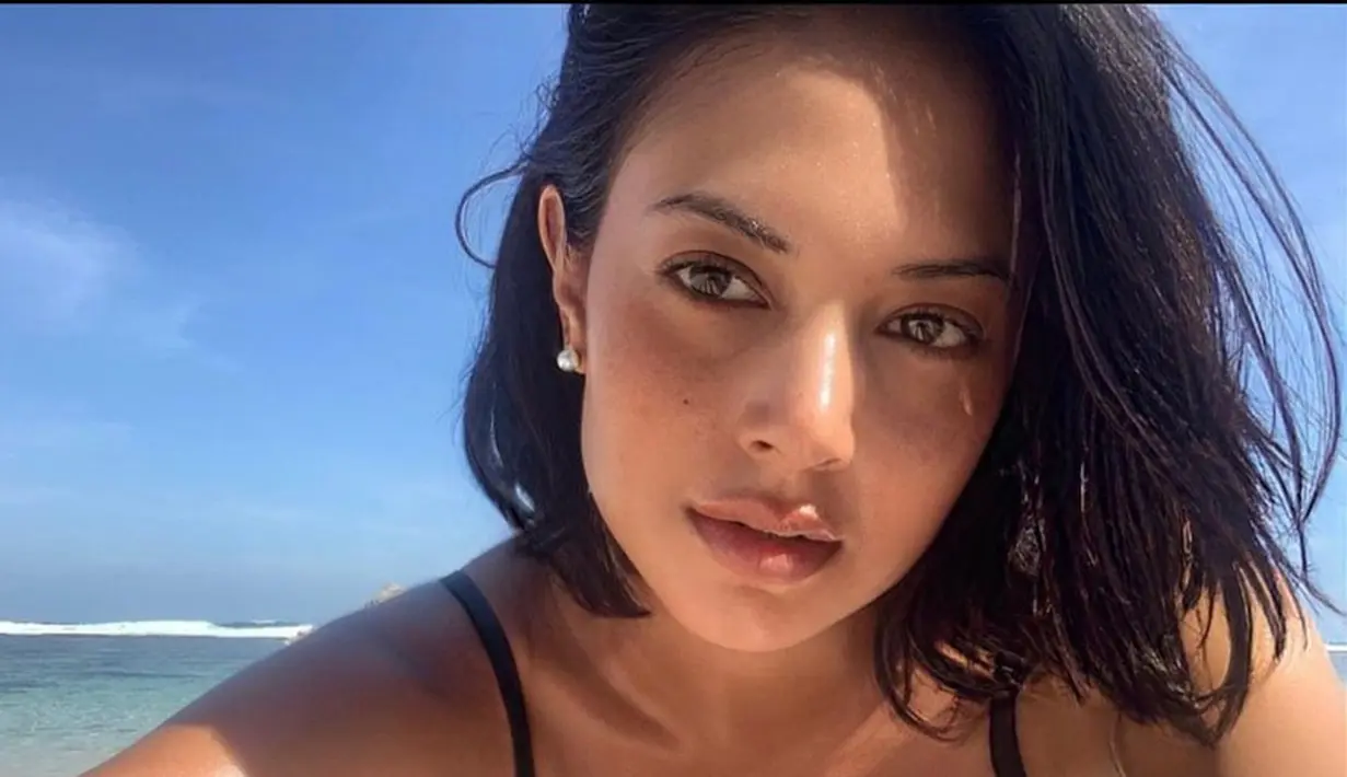 Gaya rambut long bob yang dimilikinya membuat tampilan terlihat semakin segar dan cantik menawan. (Foto: Aurelie Moeramans)