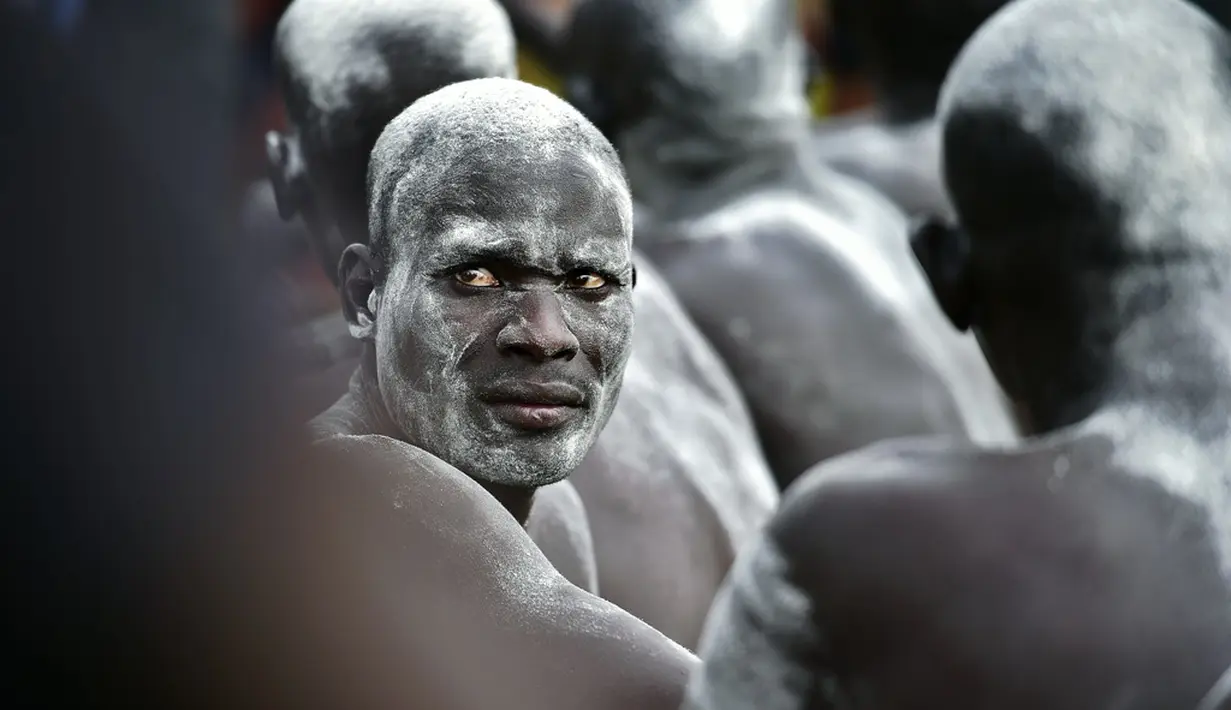 Ekspresi pegulat Sudan Selatan jelang pertandingan dalam sebuah turnamen di Juba, Sudan Selatan, (19/4/2016). (AFP/Carl De Souza)