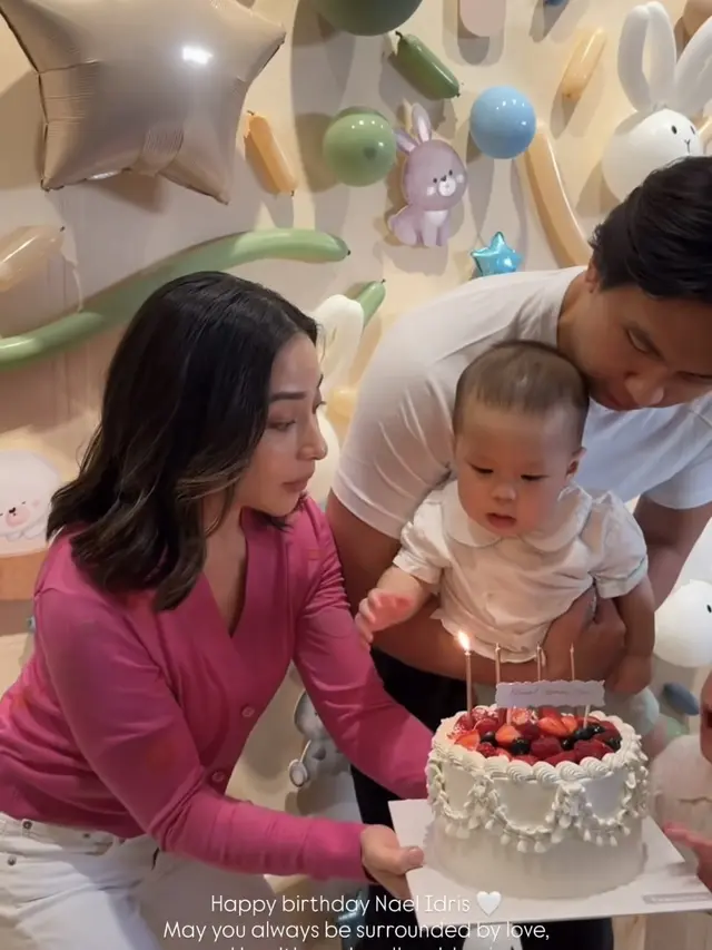 Nikita Willy Rayakan Ulang Tahun Pertama Anak-2 pakai cardigan dipadukan celana putih. [ @nonawilly16]