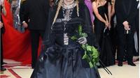 Madonna saat mengenakan aksesori mahkota karya Rinaldy Yunardi. (dok.Instagram @rinaldyyunardiofficial/https://www.instagram.com/p/BigfsZ8nDnr/?utm_source=ig_embed/Henry