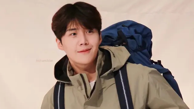 Kim Seon Ho Resmi Comeback dengan Membintangi Pertunjukan Teater berjudul Touching the Void.