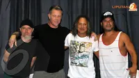 Lars Urich, James Alan Hetfield, Kirk Hammet, dan Robert Trujillo berfoto bersama sebelum menggebrak Jakarta dengan aksi panggungnya (Liputan6.com/ Panji Diksana)