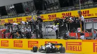 Lewis Hamilton saat finis pertama pada lomba F1 GP Styria, Minggu (12/7/2020). (Twitter/Mercedes)