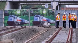 Presiden Joko Widodo beserta pejabat terkait berbincang saat meninjau kemajuan pembangunan Kereta Bandara Soekarno Hatta, Tangerang, Banten, (14/12). (Laly Rachev/ Setpres)