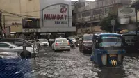 genangan air setinggi 20 hingga 30 sentimeter di Jalan Pintu Air Raya, Pasar Baru, Jakarta Pusat. (@MichaelNLie)