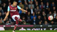 1. Dimitri Payet (West Ham) - Gagal mendapatkan pemain 29 tahun ini pada musim panas, kini Chelsea coba kembali melakukan pendekatan. Dana 40 juta pounds  siap dikeluarkan The Blues untuk mendapatkan gelandang Prancis tersebut. (AFP/Glyn Kirk)