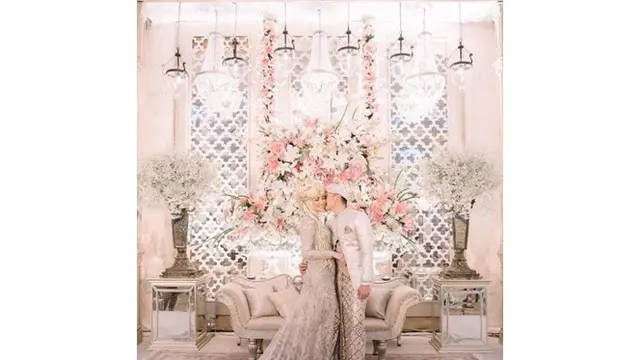 Resmi Suami Istri, Ini 5 Momen Rezky Aditya Cium Mesra Citra Kirana (sumber: Instagram.com/rezkyciki_stories)
