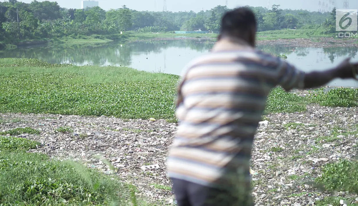 Penampakan Setu Pengarengan yang dipenuhi sampah dan eceng gondok di Depok, Jawa Barat, Selasa (7/5/2019). Kurangnya perawatan menyebabkan Setu Pengarengan kian memprihatinkan. (Liputan6.com/Immanuel Antonius)