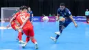 Pemain Timnas Futsal Thailand, Muhammad Osmanmusa (tengah) berusaha melewati penjagaan sejumlah pemain Vietnam dalam laga Grup B Piala Asia Futsal 2026 di Indonesia Arena, Senayan, Jakarta, Sabtu (31/01/2026). (Bola.com/Bagaskara Lazuardi)