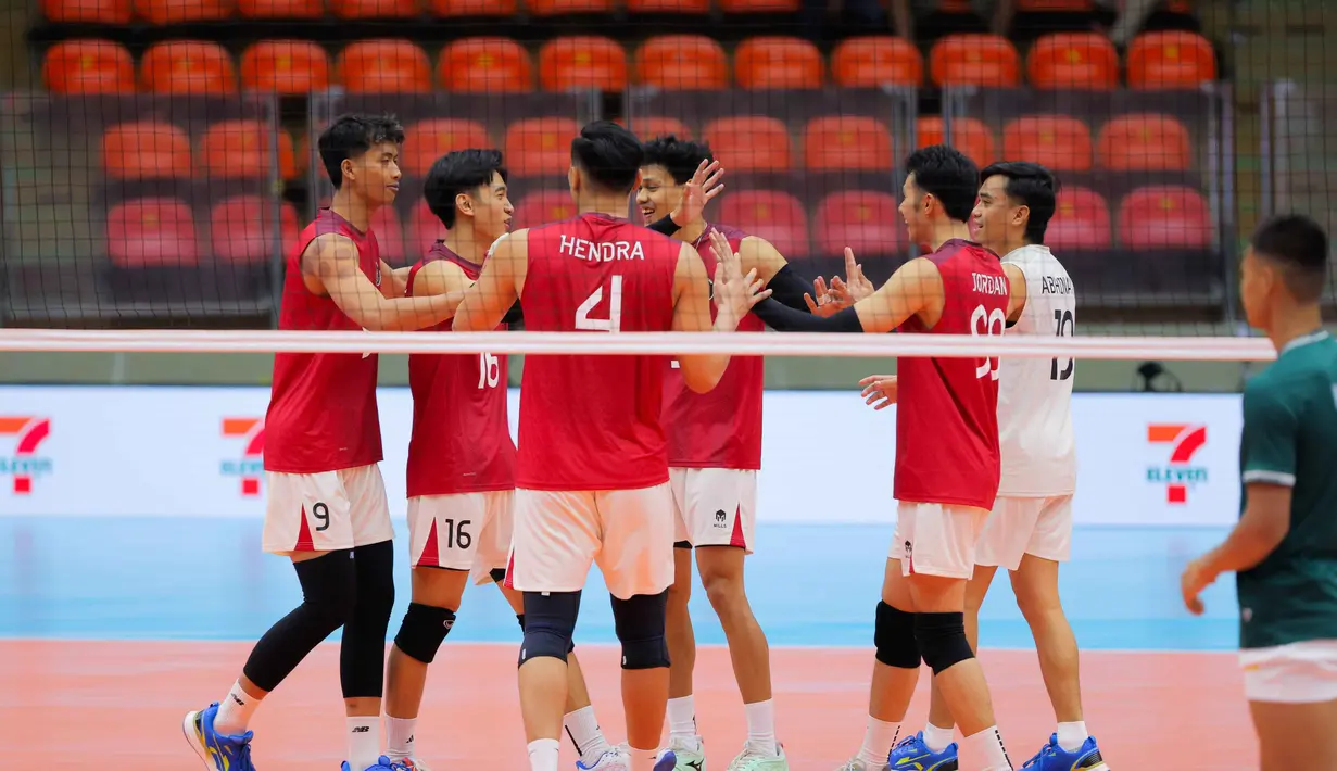 Pemain Timnas voli putra Indonesia merayakan raihan poin saat melawan Myanmar pada babak penyisihan Grup B SEA Games 2025 di di Stadion Indoor Huamark, Bangkok, Thailand, pada Senin (15/12/2025) pagi WIB. (Bola.com/Bagaskara Lazuardi)