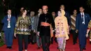 Bersama pemimpin negara lainnya, Kamala hadir di gala dinner KTT Asean mengenakan atasan lengan panjang bercorak batik kecoklatan, dipadukan celana hitam serasi dengan warna  stiletto heelsnya. [@sekretariat.kabinet]