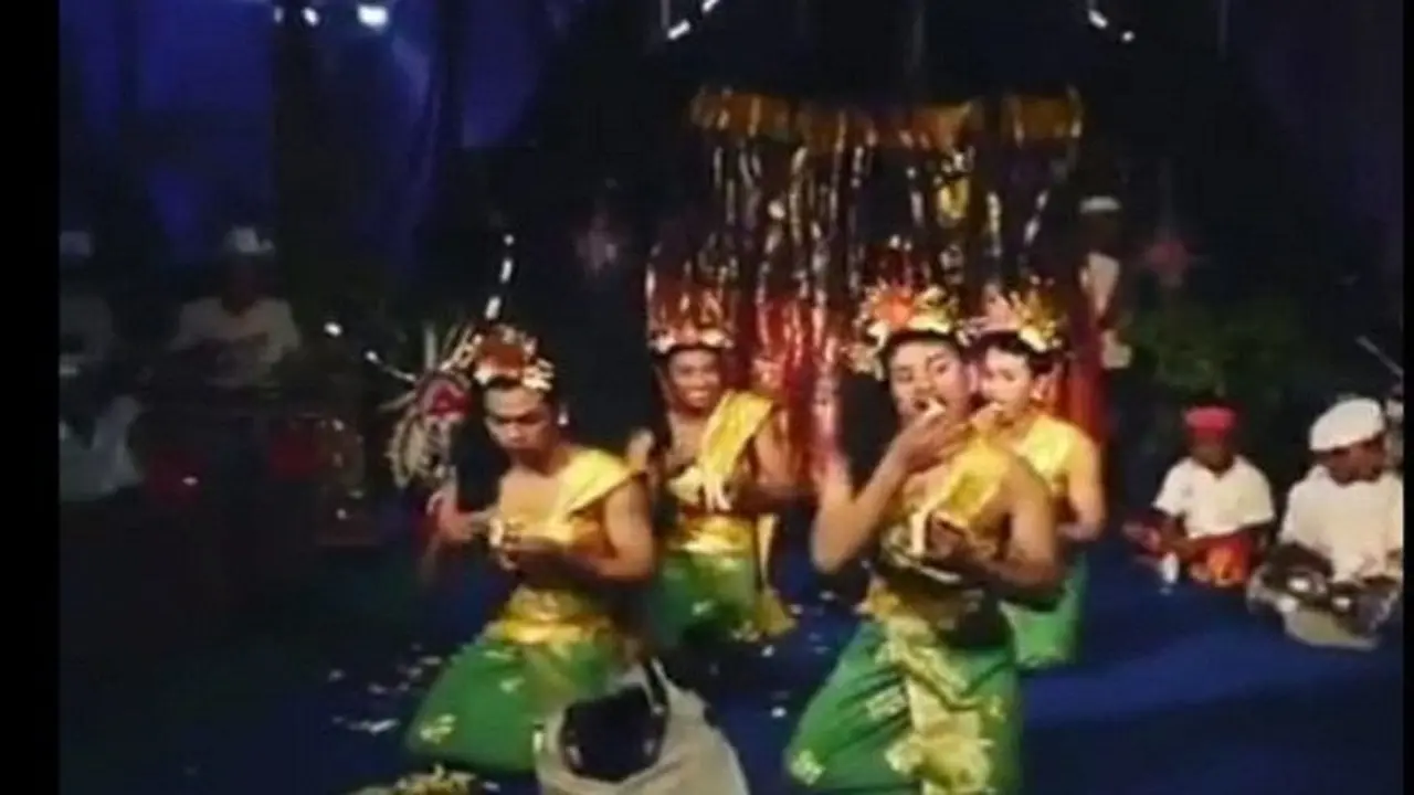 Tari Pendet Lelucon