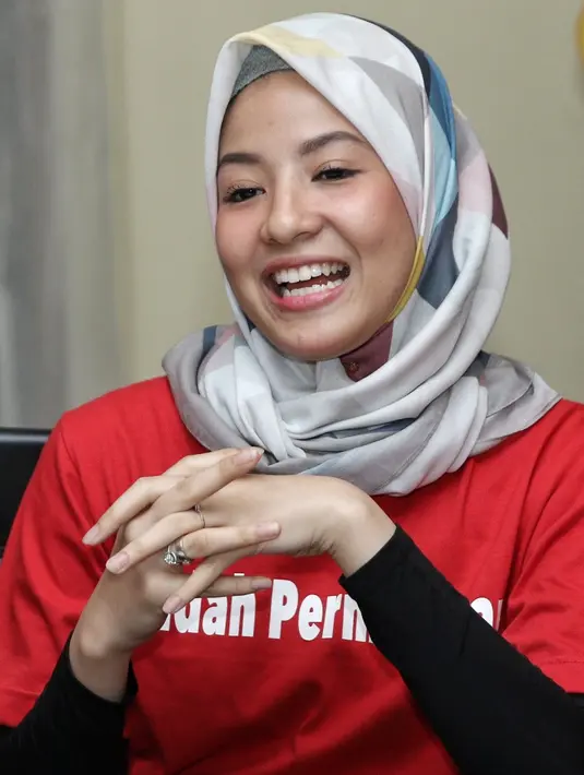 “Dan kalau bisa usia 25 ke atas ya aku udah tutup pabrik nggak ngrusin bayi lagi. Yang pasti pengin cowok, kalaupun cewek lagi ya sudah stop nggak nambah lagi. Kan suka-suka Allah ngasihnya apa," tutur Natasha. (Adrian Putra/Bintang.com)