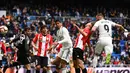 Proses gol Benzema lewat sundulan ke gawang Bilbao pada laga lanjutan La Liga di pekan ke-33 yang berlangsung di Stadion Santiago Bernabeu, Madrid, Minggu (21/4). Real Madrid menang 3-0 atas Bilbao. (AFP/Gabriel Bouys)