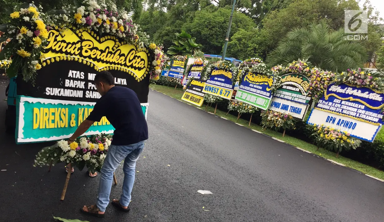 Karangan bunga untuk almarhum pengusaha senior Sukamdani Sahid Gitosardjono berjajar di sepanjang Jalan Imam Bonjol, Menteng, Jakarta, Kamis (21/12). (Liputan6.com/Immanuel Antonius)