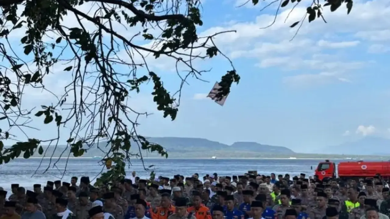 Tim SAR, masyarakat dan  keluarga korban lakukan salat goib dan doa bersama untuk korban KMP Tunu Pratama Jaya di dermaga Bulusan Banyuwangi (Istimewa)
