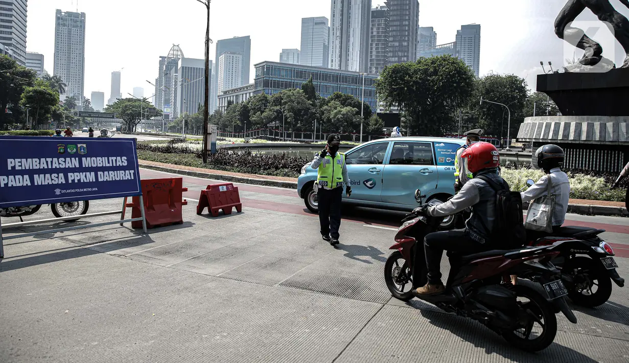 Polisi memberhentikan pengendara motor saat berjaga di tempat penyekatan PPKM Darurat di kawasan Ratu Plaza, Jakarta, Sabtu (17/7/2021). Menko PMK Muhadjir Effendy mengabarkan Pemberlakuan Pembatasan Kegiatan Masyarakat (PPKM) Darurat akan diperpanjang hingga akhir Juli. (Liputan6.com/Faizal Fanani)