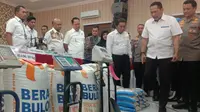 Dirut Bulog, Budi Waseso, Mengecek Hasil Oplosan Beras Di Polda Banten. (Jumat, 10/02/2023). (Yandhi Deslatama/Liputan6.com).