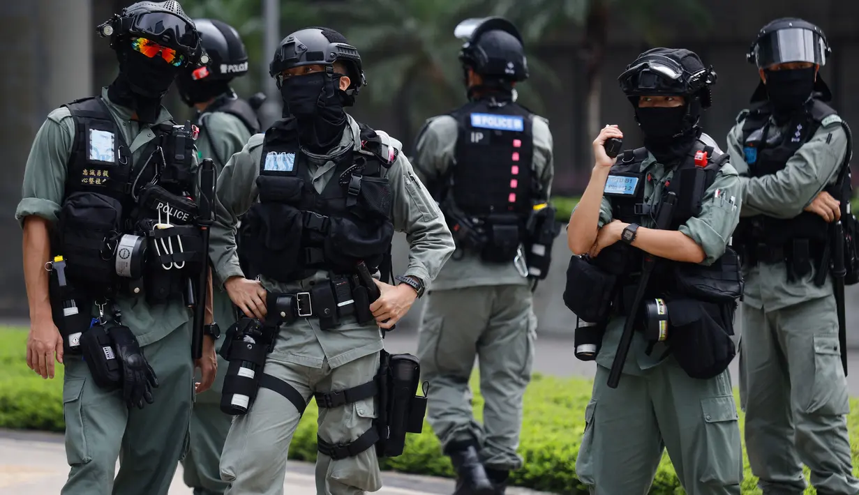 Polisi anti huru hara melakukan penjagaan di luar Gedung Dewan Legislatif di Hong Kong, Rabu (27/5/2020). Penjagaan ekstra dilakukan menimbang kemungkinan aksi menentang RUU yang mengkriminalkan penghinaan terhadap lagu kebangsaan China dan pemberlakuan UU keamanan nasional. (AP Photo/Kin Cheung)