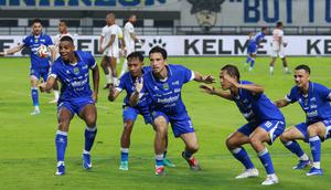 Para pemain Persib Bandung merayakan gol yang dicetak oleh Thom Haye ke gawang Malut United dalam laga pekan ke-20 BRI Super League 2025/2026 di Stadion Gelora Bandung Lautan Api, Bandung, Jumat (6/3/2026) malam WIB. (Bola.com/Erwin Snaz)