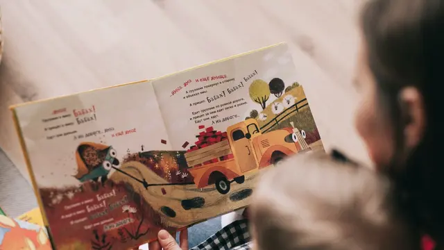 Membacakan Buku