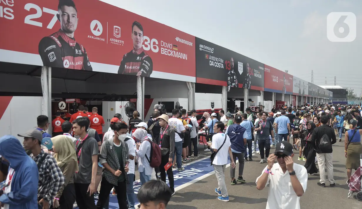 Ratusan penggemar yang juga penonton ajang Formula E Jakarta menyerbu paddock untuk bertemu idola mereka sebelum berlangsungnya seri 10 GulaVit Jakarta E-Prix 2023. (merdeka.com/Iqbal S. Nugroho)