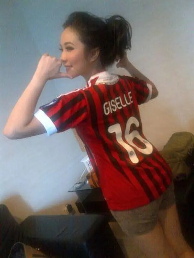 Gisel Anastasia berpose dengan jersey AC Milan
