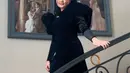 Amora terlihat memilih mengenakan long dress hitam berbahan velvet. Menariknya, dress lengan panjang tersebut memiliki aksen puff pada bagian lengan atas. [@anggi30]