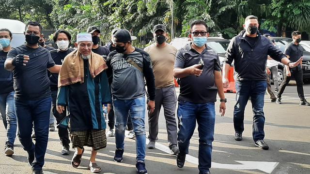Pimpinan Khilafatul Muslimin Abdul Qadir Hasan Baraja saat tiba di Polda Metro Jaya, Selasa (7/6/2022). (Liputan6.com/Ady Anugrahadi)