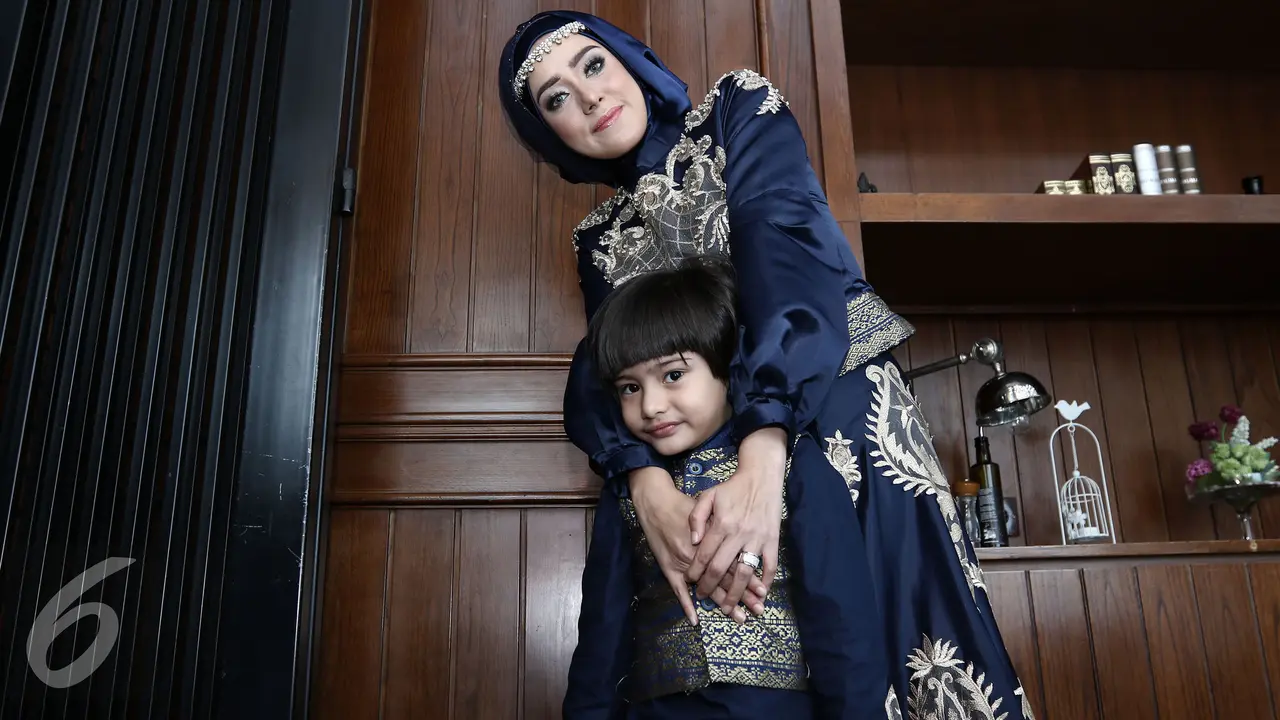 Fairuz A. Rafiq bersama putranya, King Faaz A. Rafiq