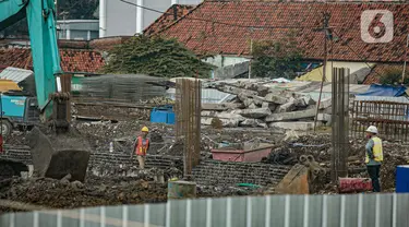 Pekerja menyelesaikan pembangunan Kampung Susun Akuarium di Jakarta, Rabu (17/2/2021). Progres pembangunan Kampung Susun Akuarium tersebut telah mencapai 30 persen dan ditargetkan rampung pada Agustus 2021 mendatang. (Liputan6.com/Faizal Fanani)