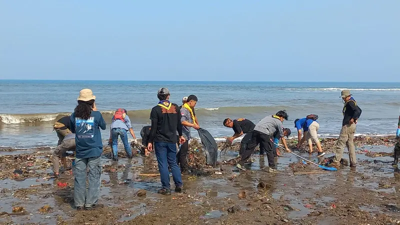 Ratusan orang turut hadir dalam aksi bersih-bersih pantai Cibutun Loji Kabupaten Sukabumi oleh Pandawara Group (Liputan6.com/Istimewa)