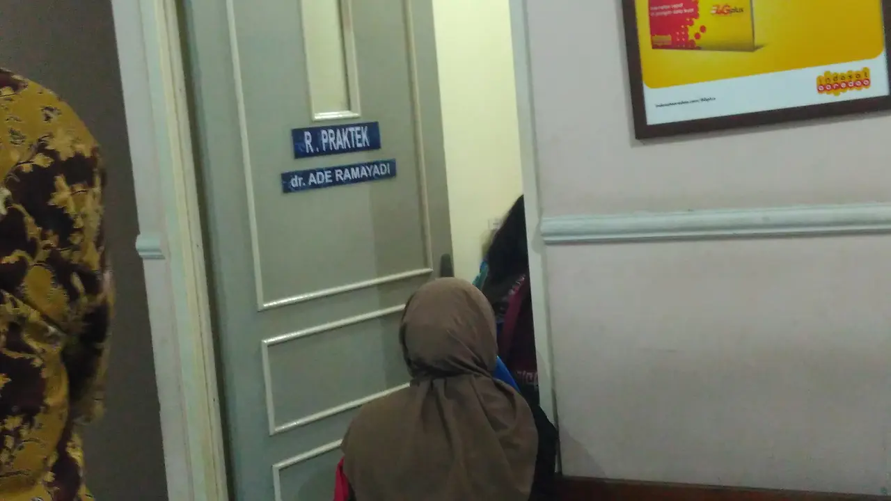 Petugas Sudinkes Jakbar Periksa Dokter Ade Ramayadi terkait vaksin palsu di Klinik Adipraja Medika Lestari