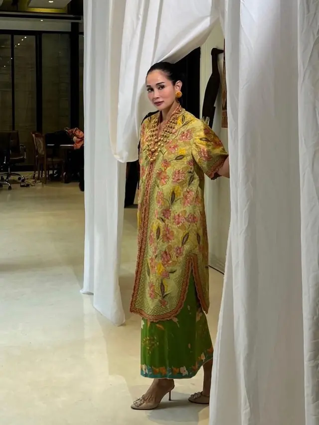 Tampil Elegan bak Ibu Pejabat, 6 Inspirasi Baju Lebaran dari Kahiyang Ayu, Arumi Bachsin, hingga Annisa Pohan