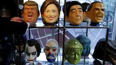Topeng karet yang menyerupai Presiden AS terpilih, Donald Trump di pajang bersama topeng lain yang menyerupai Hillary Clinton, Perdana Menteri Jepang Shinzo Abe dan Presiden AS Barack Obama di Studio Ogawa, Saitama, Jepang (21/11). (Reuters/Toru Hanai)
