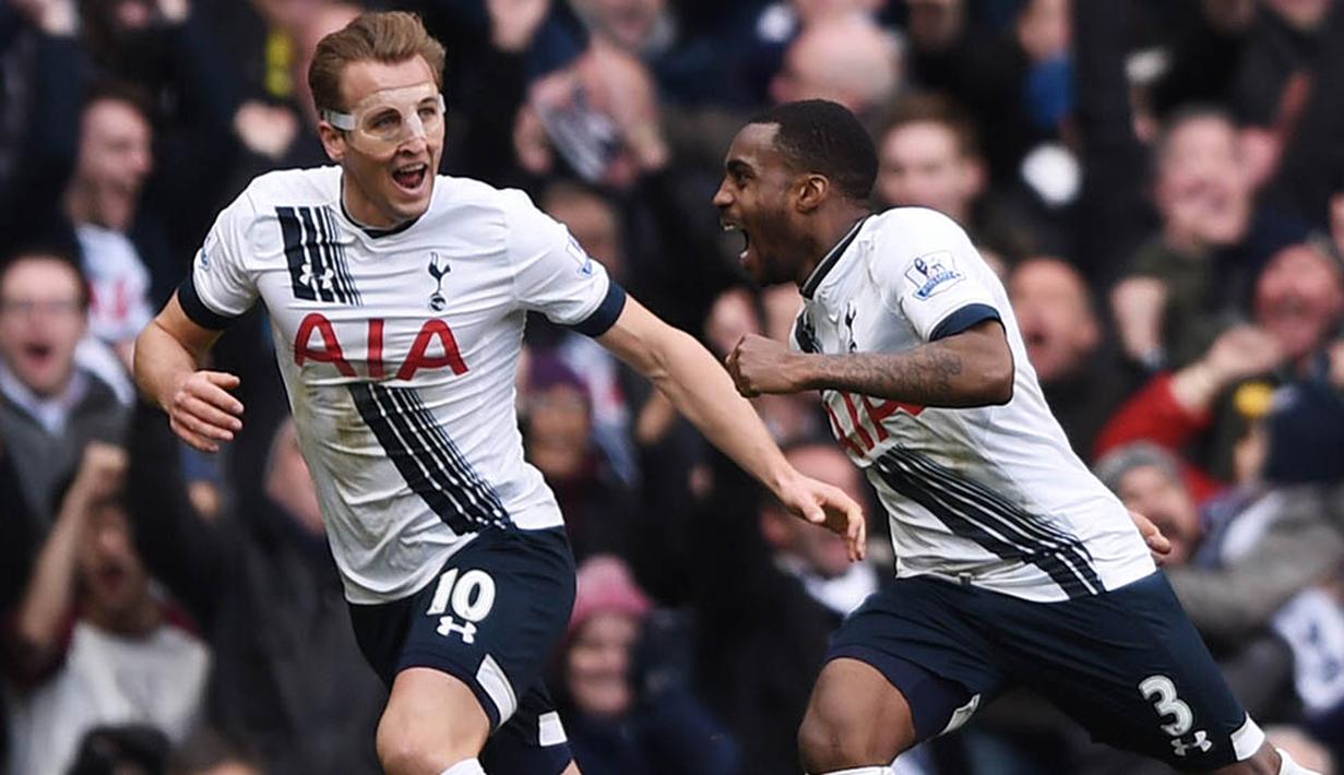 Bek Tottenham, Danny Rose bersama rekannya Harry Kane merayakan gol kemenangan ke gawang Swansea pada laga Liga Premier Inggris di Stadion White Hart Lane, Minggu (28/2/2016). Tottenham berhasil menaklukan Swansea 2-0. (Reuters/Tony O'Brien)